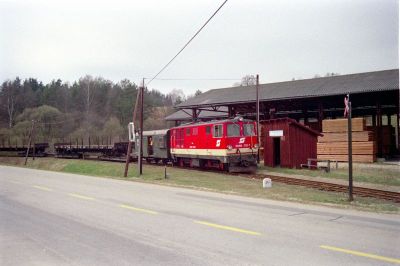 2095.012
Die 2095.012 durchfährt die ehemalige Haltestelle Schönau auf dem Weg nach Litschau mit einem Güterzug.
Scan
Schlüsselwörter: 2095 , 012 , Waldviertel , Nordast , Schönau