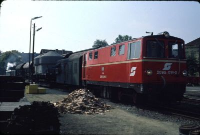 2095.014
Die 2095.014 und die 399.06 sind mit ihren Güterzügen in Weitra eingetroffen.
Scan vom Dia
Schlüsselwörter: 2095 , 014 , Waldviertel , Südast , Weitra