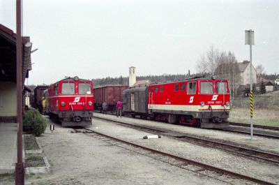 Alt Nagelberg
Hochbetrieb im Bahnhof Alt Nagelberg. Auch nach der Einstellung des Personenverkehrs waren manchmal zwei Züge gleichzeitig anzutreffen.
Scan
Schlüsselwörter: 2095 , 012 , 014 , Waldviertel , Nordast , Alt Nagelberg