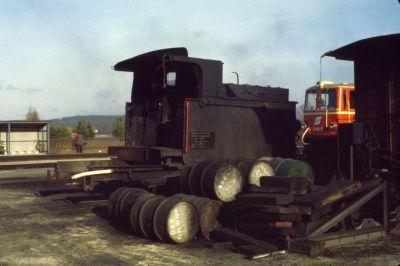 Stilleben
Alte Ölfässer, ein Stütztender und die 2095.12 bilden ein romantisches Stilleben im Bahnhof Gmünd.
Scan vom Dia
Schlüsselwörter: 2095 , 012 , Waldviertel , Südast , Gmünd