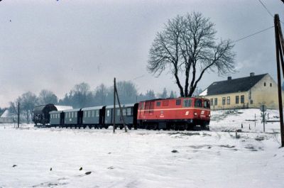 2095.12 Aalfang
Die 2095.12 ist mit dem morgendlichen GmP bei Aalfang nach Heidenreichstein unterwegs.
Scan vom Dia
Schlüsselwörter: 2095 , 12 , Waldviertel , Nordast