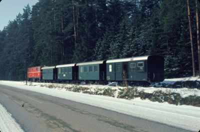 2095.12
Die 2095.12 ist mit dem GmP 71433 von Heidenreichstein nach Gmünd zwischen Alt und Neu Nagelberg unterwegs. Güterwagen waren an diesem Tag nicht zu befördern.
Scan vom Dia
Schlüsselwörter: 2095 , 2095.12 , Waldviertel , Nordast