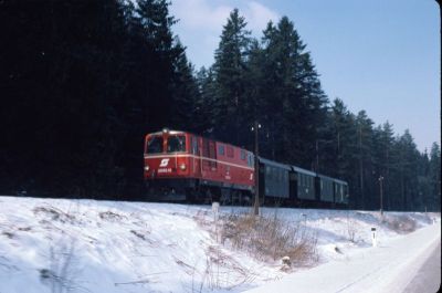 2095.12
Die 2095.12 ist mit dem GmP 71433 von Heidenreichstein nach Gmünd zwischen Alt und Neu Nagelberg unterwegs. Güterwagen waren an diesem Tag nicht zu befördern.
Scan vom Dia
Schlüsselwörter: 2095 , 12 , Waldviertel , Nordast