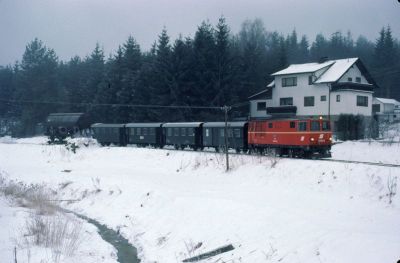 2095.12 Alt Nagelberg
Die 2095.12 mit dem morgendlichen GmP 71432 von Gmünd nach Heidenreichstein bei der Einfahrt in den Bahnhof Alt Nagelberg.
Scan vom Dia
Schlüsselwörter: 2095 , 12 , Waldviertel , Nordast , Alt Nagelberg