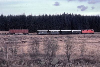 2095.12
Die 2095.12 verlässt soeben mit dem morgendlichen GmP den Bahnhof Alt Nagelberg Richtung Heidenreichstein.
Scan vom Dia
Schlüsselwörter: 2095 , 12 , Waldviertel , Nordast , Alt Nagelberg