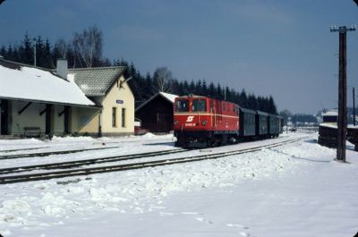 2095.12 _Alt Nagelberg
Die 2095.12 hat mit dem GmP 71433 von Heidenreichstein nach Gmünd bei strahlendem Sonnenschein den Bahnhof Alt Nagelberg erreicht. Güterwagen waren an diesem Tag nicht zu befördern.
Scan vom Dia
Schlüsselwörter: 2095 , 12 , Waldviertel , Nordast , Alt Nagelberg