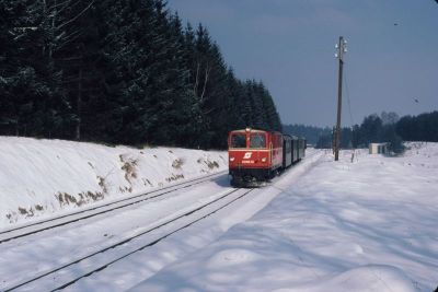 2095.12
Die 2095.12 wird mit dem GmP 71433 von Heidenreichstein nach Gmünd gleich in den Bahnhof Alt Nagelberg einfahren.
Scan vom Dia
Schlüsselwörter: 2095 , 12 , Waldviertel , Nordast , Alt Nagelberg