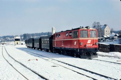 2095.12
Die 2095.12 wartet in Alt Nagelberg auf die Abfahrtszeit Richtung Gmünd.
Scan vom Dia
Schlüsselwörter: 2095 , 12 , Waldviertel , Nordast , Alt Nagelberg