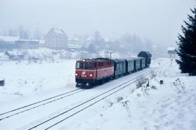 2095.12
Die 2095.12 verlässt kurz nach 8 Uhr den Bahnhof Alt Nagelberg Richtung Heidenreichstein.
Scan vom Dia
Schlüsselwörter: 2095 , 12 , Waldviertel , Nordast , Alt Nagelberg