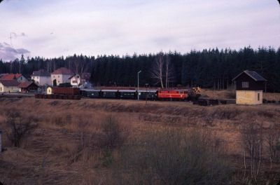 Zugkreuzung in Alt Nagelberg
Die 2095.12 mit dem GmP 71432 nach Heidenreichstein kreuzt die 399.04 mit dem Güterzug von Litschau nach Gmünd in Alt Nagelberg.
Scan vom Dia
Schlüsselwörter: 399 , Mh , 04 , 2095 , 012 , Waldviertel , Nordast , Alt Nagelberg