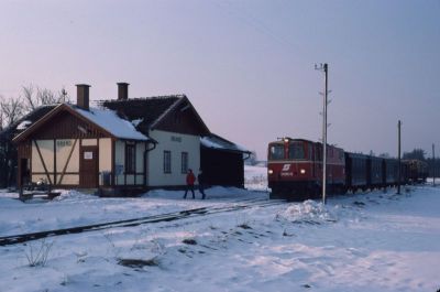 2095.12 Brand
Die 2095.12 hat mit dem GmP 71435 von Litschau nach Gmünd die Halte- und Ladestelle Brand erreicht. Man beachte, dass sogar 2 Fahrgäste ausgestiegen sind.
Scan vom Dia
Schlüsselwörter: 2095 , 12 , Waldviertel , Nordast , Brand