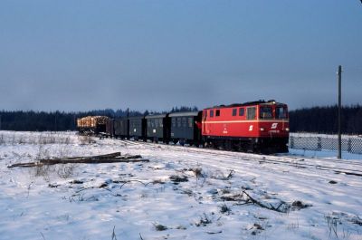 2095.12
Winterliche Nachmittags-Stimmung in Brand

Die 2095.12 ist mit dem GmP 71435 Richtung Gmünd unterwegs.
Scan vom Dia
Schlüsselwörter: 2095 , 12 , Waldviertel , Nordast , Brand