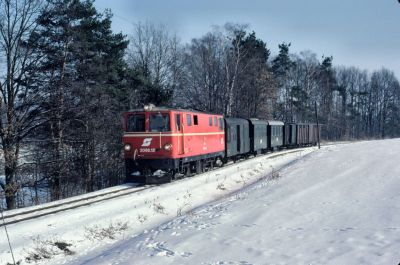 2095.12
Die 2095.12 zieht den GmP 71436 bei Breitensee Richtung Litschau.
Scan vom Dia
Schlüsselwörter: 2095 , 12 , Waldviertel , Nordast