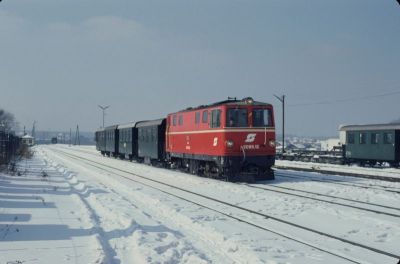 2095.12 Gmünd
Die 2095.12 mit dem Mittags-GmP 71433 aus Heidenreichstein bei der Einfahrt in Gmünd
Scan vom Dia
Schlüsselwörter: 2095 , 12 , Waldviertel , Gmünd , Nordast