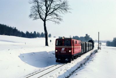 2095.12
Herrliche Winterstimmung!

Die 2095.12 zieht den GmP 71436 bei Gopprechts Richtung Litschau.
Scan vom Dia
Schlüsselwörter: 2095 , 12 , Waldviertel , Nordast