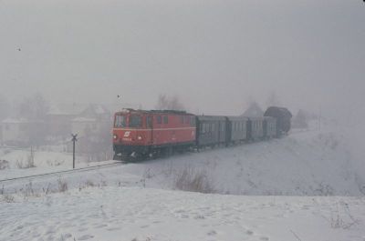 2095.12
Bei winterlicher Nebelstimmung erreicht die 2095.12 mit dem GmP 71432 in Kürze den Bahnhof Heidenreichstein.
Scan vom Dia
Schlüsselwörter: 2095 , 12 , Waldviertel , Nordast