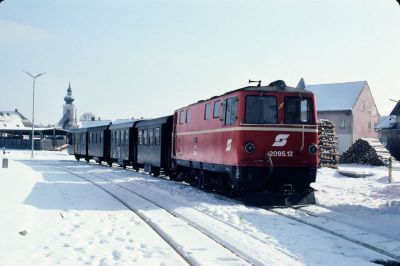 2095.12
Die 2095.12 steht mit dem GmP 71433 am Vormittag in Heidenreichstein bereit zur Abfahrt nach Gmünd.
Scan vom Dia
Schlüsselwörter: 2095 , 12 , Waldviertel , Nordast , Heidenreichstein