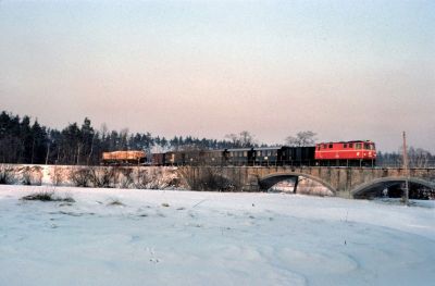 2095.12
Die 2095.12 ist auf der Fahrt über den Lainsitz-Viadukt.
Scan vom Dia
Schlüsselwörter: 2095 , 12 , Waldviertel , Nordast