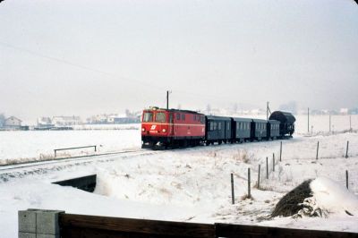 2095.12
Winterliche Nebelstimmung im Waldviertel!

Die 2095.12 ist mit dem morgendlichen GmP nach Heidenreichstein bei Langegg unterwegs.
Scan vom Dia
Schlüsselwörter: 2095 , 12 , Waldviertel , Nordast