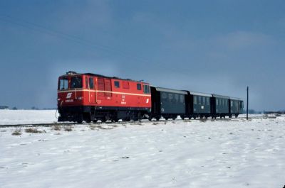 2095.12
Bei strahlendem Winterwetter ist die 2095.12 bei Langegg unterwegs.
Scan vom Dia
Schlüsselwörter: 2095 , 12 , Waldviertel , Nordast