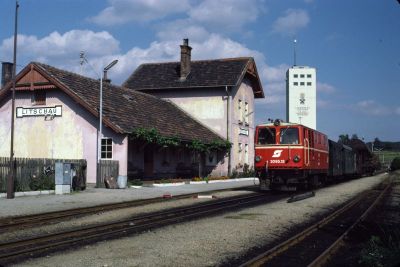 2095.12 Litschau
Die 2095.12 steht mit dem GmP 71435 in Litschau zur Abfahrt bereit.
Scan vom Dia
Schlüsselwörter: 2095 , 12 , Waldviertel , Nordast , Litschau