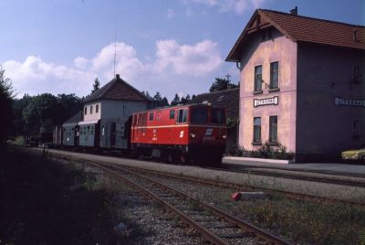 2095.12 Litschau
Die 2095.12 ist soeben mit dem GmP 71436 in Litschau angekommen.
Scan vom Dia
Schlüsselwörter: 2095 , 12 , Waldviertel , Nordast , Litschau