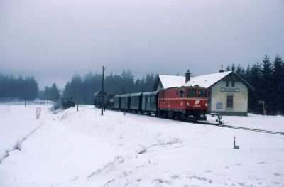 2095.12 Neu Nagelberg
Die 2095.12 ist mit dem morgendlichen GmP 71432 von Gmünd nach Heidenreichstein in Neu Nagelberg angekommen. Kurz darauf wurden dann Rollwagen auf dem Ladegleis bereitgestellt.
Scan vom Dia
Schlüsselwörter: 2095 , 12 , Waldviertel , Nordast ,  Neu Nagelberg