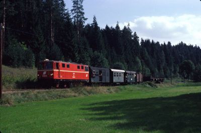 2095.12
Die 2095.12 ist mit dem GmP 71436 zwischen Gopprechts und Schönau unterwegs.
Scan vom Dia
Schlüsselwörter: 2095 , 12 , Waldviertel , Nordast