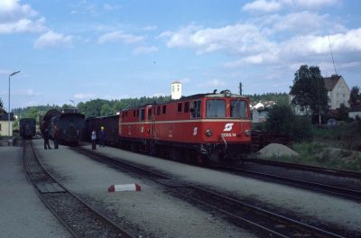 2095 Doppeltraktion
Verschubfahrten für die Vereinigung der beiden Züge aus Litschau und Heidenreichstein im Bahnhof Alt Nagelberg.
Scan vom Dia
Schlüsselwörter: 2095 , 12 , 14 , Waldviertel , Nordast , Alt Nagelberg , Doppeltraktion