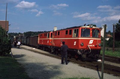 2095 Doppeltraktion
Die beiden Züge aus Litschau und Heidenreichstein werden in Alt Nagelberg vereinigt, um die Fahrt nach Gmünd fortzusetzen.
2095.14 + 2095.12 vor dem GmP 71435
Scan vom Dia
Schlüsselwörter: 2095 , 12 , 14 , Waldviertel , Nordast , Alt-Nagelberg , Doppeltraktion