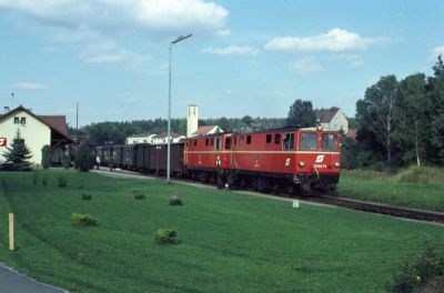 2095 Doppeltraktion
Der aus den Zügen von Litschau und Heidenreichstein vereinigte GmP 71435 steht in Alt Nagelberg zur Abfahrt bereit.
Scan vom Dia
Schlüsselwörter: 2095, 2095.12 , 2095.14 , Waldviertel, Nordast, Alt-Nagelberg, Doppeltraktion