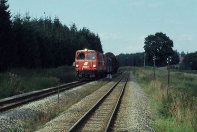 2095 Doppeltraktion
Nachdem die 2095.12 zwischen Brand und Alt Nagelberg untauglich geworden war, musste die 2095.14 den Zug in den Bahnhof schleppen.
Scan vom Dia
Schlüsselwörter: 2095 , 12 , 14, Waldviertel , Nordast , Doppeltraktion