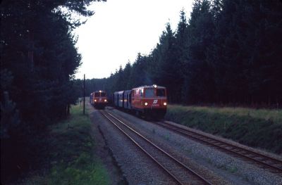 Doppelausfahrt Alt Nagelberg
Die klassische Doppelausfahrt in Alt Nagelberg:
2095.14 mit GmP 71434 nach Heidenreichstein und 2095.12 mit GmP 71436 nach Litschau.
Scan vom Dia
Schlüsselwörter: 2095 , 12 , 14 , Waldviertel , Nordast , Doppelausfahrt