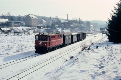 2095.14
Die 2095.14 verlässt mit dem GmP 71434 nach Heidenreichstein den Bahnhof Alt Nagelberg. Im Hintergrund ist die 2095.12 mit dem Zug nach Litschau zu erkennen.
Scan vom Dia
Schlüsselwörter: 2095 , 14 , Waldviertel , Nordast , Alt Nagelberg