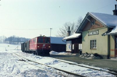 2095.14
Die 2095.14 durchfährt mit einem kurzen Güterzug den Bahnhof Alt Weitra.
Scan vom Dia
Schlüsselwörter: 2095 , 14 , Waldviertel , Südast , Alt Weitra