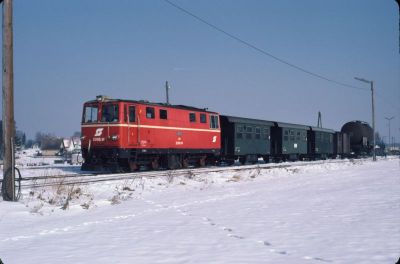 2095.14 Gmünd
Die 2095.14 verlässt mit dem GmP 71434 nach Heidenreichstein den Bahnhof Gmünd.
Scan vom Dia
Schlüsselwörter: 2095 , 14 , Waldviertel , Nordast , Gmünd