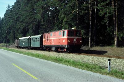 2095.14
Die 2095.14 ist mit dem GmP 71434 zwischen Neu und Alt Nagelberg unterwegs
Scan vom Dia
Schlüsselwörter: 2095 , 14 , Waldviertel , Nordast