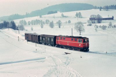 2095.14
Die 2095.14 mit einem kurzen Güterzug kurz vor der Einfahrt in den Bahnhof Steinbach-Groß Pertholz
Scan vom Dia
Schlüsselwörter: 2095 , 14 , Waldviertel , Südast