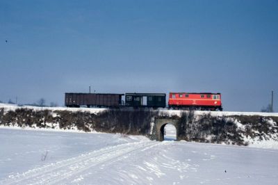 2095.14
Die 2095.14 ist bei herrlichem Winterwetter mit einem kurzen Güterzug zwischen Langfeld und Weitra unterwegs.
Scan vom Dia
Schlüsselwörter: 2095 , 14 , Waldviertel , Südast