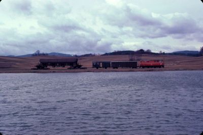 2095.14
Die 2095.14 ist mit einem Güterzug entlang der Weitraer Teiche unterwegs.
Scan vom Dia
Schlüsselwörter: 2095 , 14 , Waldviertel , Südast