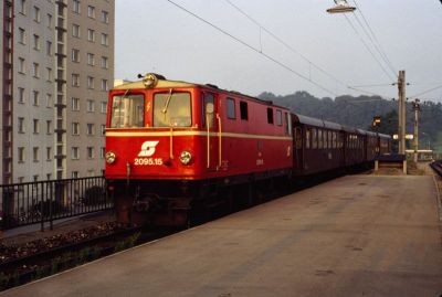 2095.15
Die 2095.15 erreicht im Jahr 1981 mit einem Zug St. Pölten Hauptbahnhof.
Scan vom Dia
Schlüsselwörter: 2095 , 15 , Mariazellerbahn , Talstrecke , St.Pölten