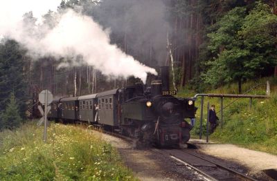 298.207
Die 298.207 beim Wassernehmen in Bruderndorf.
Scan vom Dia
Schlüsselwörter: 298 , Uv , 207 , Waldviertel , Südast , Bruderndorf