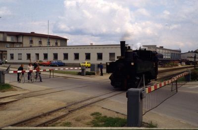 298.207
Die 298.207 fährt vom Betriebswerk kommend in den Bahnhof Gmünd ein.
Scan vom Dia
Schlüsselwörter: 298, Uv , 207, Waldviertel , Gmünd