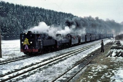 Letzter Betriebstag
Die 298.25 und 53 fahren mit dem überlangen R 3678 in den Bahnhof Aschach ein.
Scan vom Dia
Schlüsselwörter: 298 , 25 , 53, Steyrtalbahn , Aschach