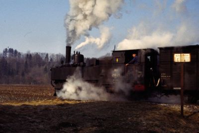 298.25
Eine Woche vor der Einstellung ist die 298.25 mit dem R 3667 bei Aschach Richtung Grünburg unterwegs.
Scan vom Dia
Schlüsselwörter: 298 , 25 , Steyrtalbahn