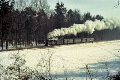 Letzter Betriebstag
Die geschmückte 298.51 ist mit dem R 3667 zwischen Rosenegg und Pergern unterwegs.
Scan vom Dia
Schlüsselwörter: 298 , 51 , Steyrtalbahn