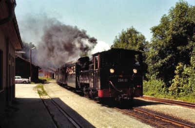 298.51
Die 298.51 fährt soeben im Bahnhof Steyr LB mit dem R 3666 ein.
Scan vom Dia
Schlüsselwörter: 298 , 51 , Steyrtalbahn , Steyr Lokalbahn , Lokalbahn
