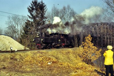 298.51
Eine Woche vor der Einstellung war es sehr schwer, keine Fotografen ins Bild zu bekommen. Die 298.51 verlässt gerade mit dem R 3667 die imposante Brücke bei Waldneukirchen.
Scan vom Dia
Schlüsselwörter: 298 , 51 , Steyrtalbahn