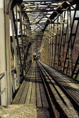 298.51
Eine Woche vor der Einstellung erreicht die 298.51 mit dem R 3679 die imposante Brücke bei Waldneukirchen. Auf der Brücke hat sich gut getarnt einer der vielen Fotografen versteckt.
Scan vom Dia
Schlüsselwörter: 298 , 51 , Steyrtalbahn