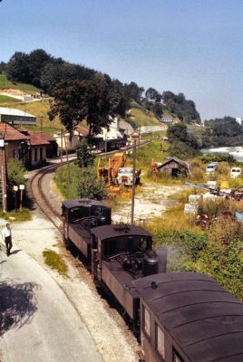 298.52+53
Die 298.52+53 stehen mit einem Sonderzug in Grünburg auf dem ehemaligen Streckengleis nach Klaus, um Platz für den Planzug zu machen.
Scan vom Dia
Schlüsselwörter: 298 , 52 , 53 , Steyrtalbahn , Grünburg